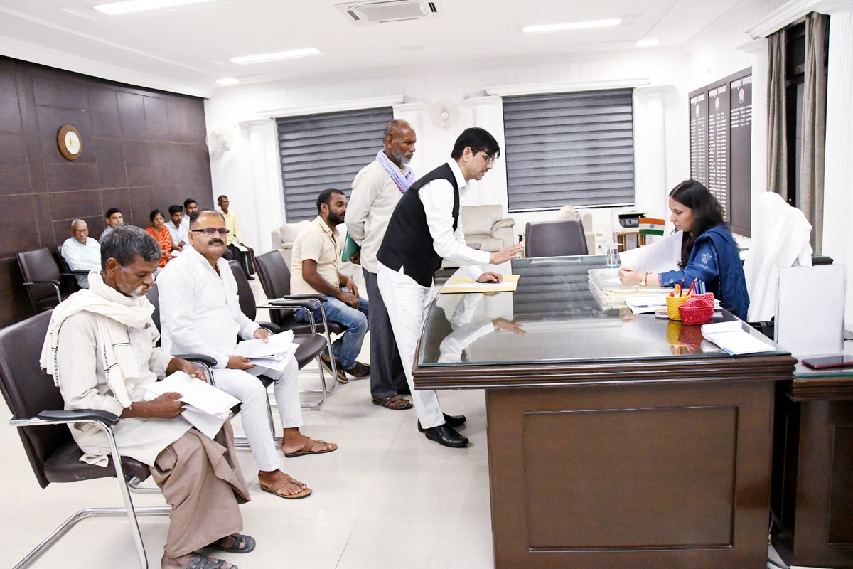 CommissionerPrg's tweet photo. आज प्रातः 10:00 बजे से अपराह्न 12:00 बजे तक आयोजित जनसुनवाई के दौरान नागरिकों द्वारा प्रस्तुत विभिन्न समस्याओं एवं अभ्यावेदनों पर विस्तारपूर्वक विचार किया गया। प्रत्येक प्रकरण की वस्तुस्थिति का परीक्षण करते हुए संबंधित विभागीय अधिकारियों को शासन की मंशा के अनुरूप गुणवत्तापूर्ण, पारदर्शी एवं समयबद्ध निस्तारण सुनिश्चित करने के निर्देश दिए गए। साथ ही, जनहित से जुड़े मामलों के निराकरण में संवेदनशीलता एवं उत्तरदायित्व के साथ कार्यवाही करने पर विशेष बल दिया गया।