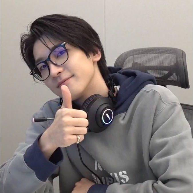 liteseiber's tweet photo. so… how’s your thursday going, chat? https://t.co/0VGLUUg2yo