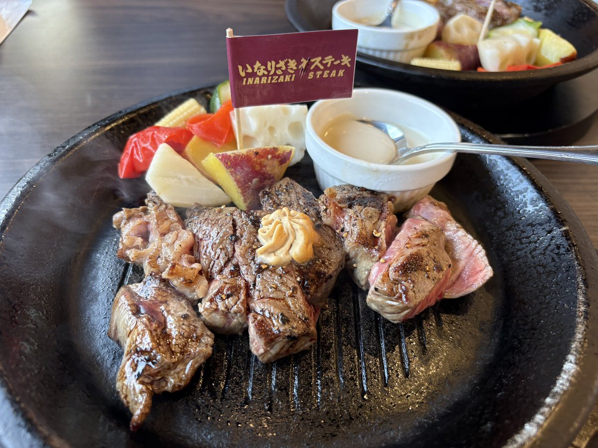 wldtrg's tweet photo. いなりざきステーキ、とくに興味はなかったんだけど夜ご飯作るのもめんどいし肉食べたかったので行ってきた
エプロンは持ち帰り用くれたので、旗もオマケでハイキューファンの妹にあげる
北さんは出せなかったけど角名でガマンしろ笑 https://t.co/PPaqXKAjdh
