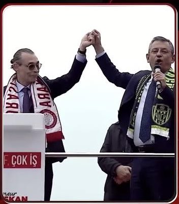 hikmetgenc's tweet photo. Dün, Özgür Özel onu aday gösterirken şöyle diyordu:
“Erdal Beşikçioğlu’na bakınca, suçlulara göz açtırmayan Türk polisini görüyorum"

Bugün de yolsuzluk operasyonu kapsamında Türk Polisi tarafından gözaltında alındığını görüyoruz!

Neydi?.. asdfşışıdakdışfış!!!.. https://t.co/rArUoXdiKp