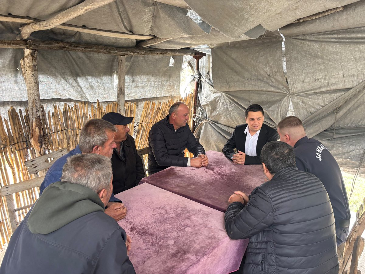 basyayla_k's tweet photo. YÖRÜK PAZARI ZİYARETİ

Kaymakamımız Sayın Abdülsamet KOCAKAYA, ilçemizde kurulan Yörük Pazarını ziyaret ederek pazarcı esnafı ve vatandaşlarımızla bir araya geldi. https://t.co/ZzojDNurHY