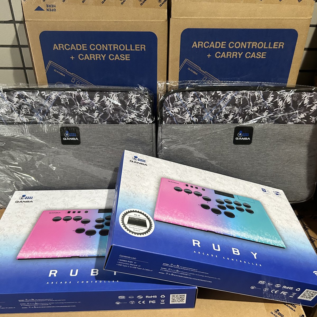 Attasa's tweet photo. 入荷しました

プレオーダーを頂いたお客様向けに、明日から出荷開始です

[数量限定発売記念プレゼント]

Qanba Ruby クァンバ ルビー レバーレス スーパー ワイヤレス アーケード コントローラー（PC対応）
https://t.co/QjL0GPeYLm https://t.co/s74yYeH2OE