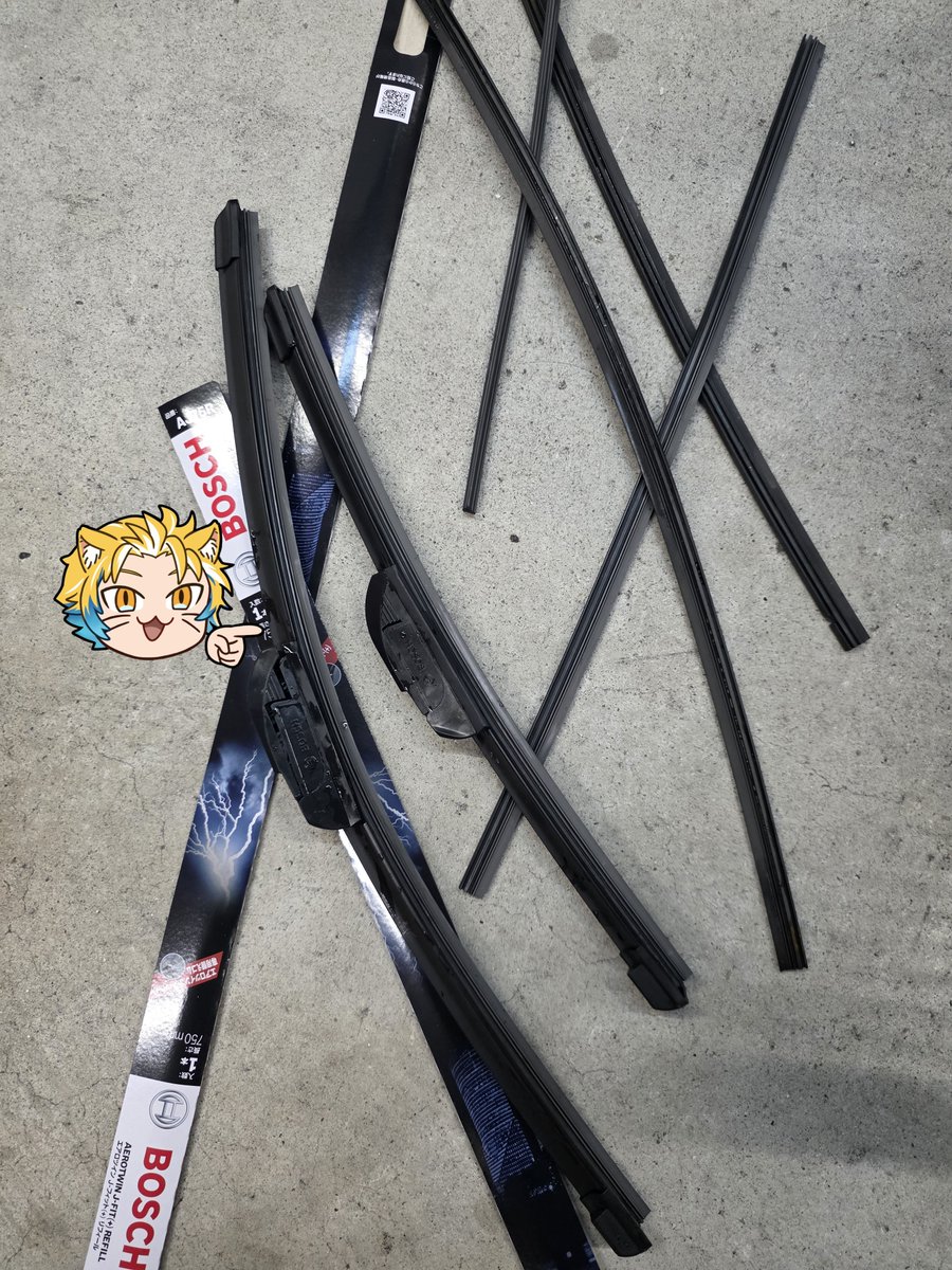 10501019's tweet photo. ハイゼットカーゴの前ワイパーのゴムを交換した。
ボッシュのワイパーは骨になる針金みたいなパーツが無くてゴムブレードだけ切って差し替えるだけでエコ。
ゴミ捨ても楽ちん。
油膜取りでキイロビンゴールドPRO使ったけど油膜が素早く取れて暑い中助か��。 https://t.co/CIXrNqppXt
