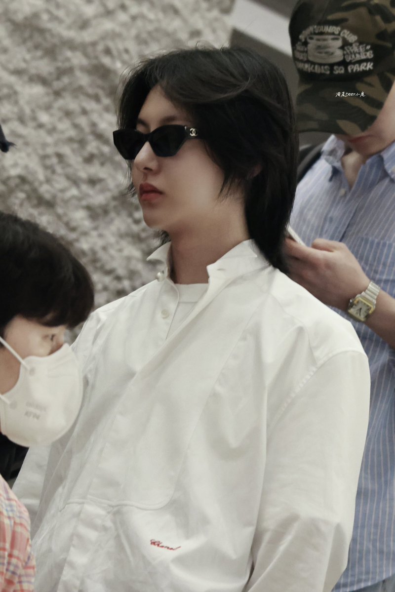 ROLO0323's tweet photo. renjun with white shirts https://t.co/aENlCtdMko