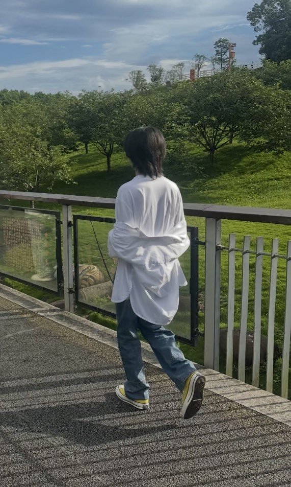 ROLO0323's tweet photo. renjun with white shirts https://t.co/aENlCtdMko