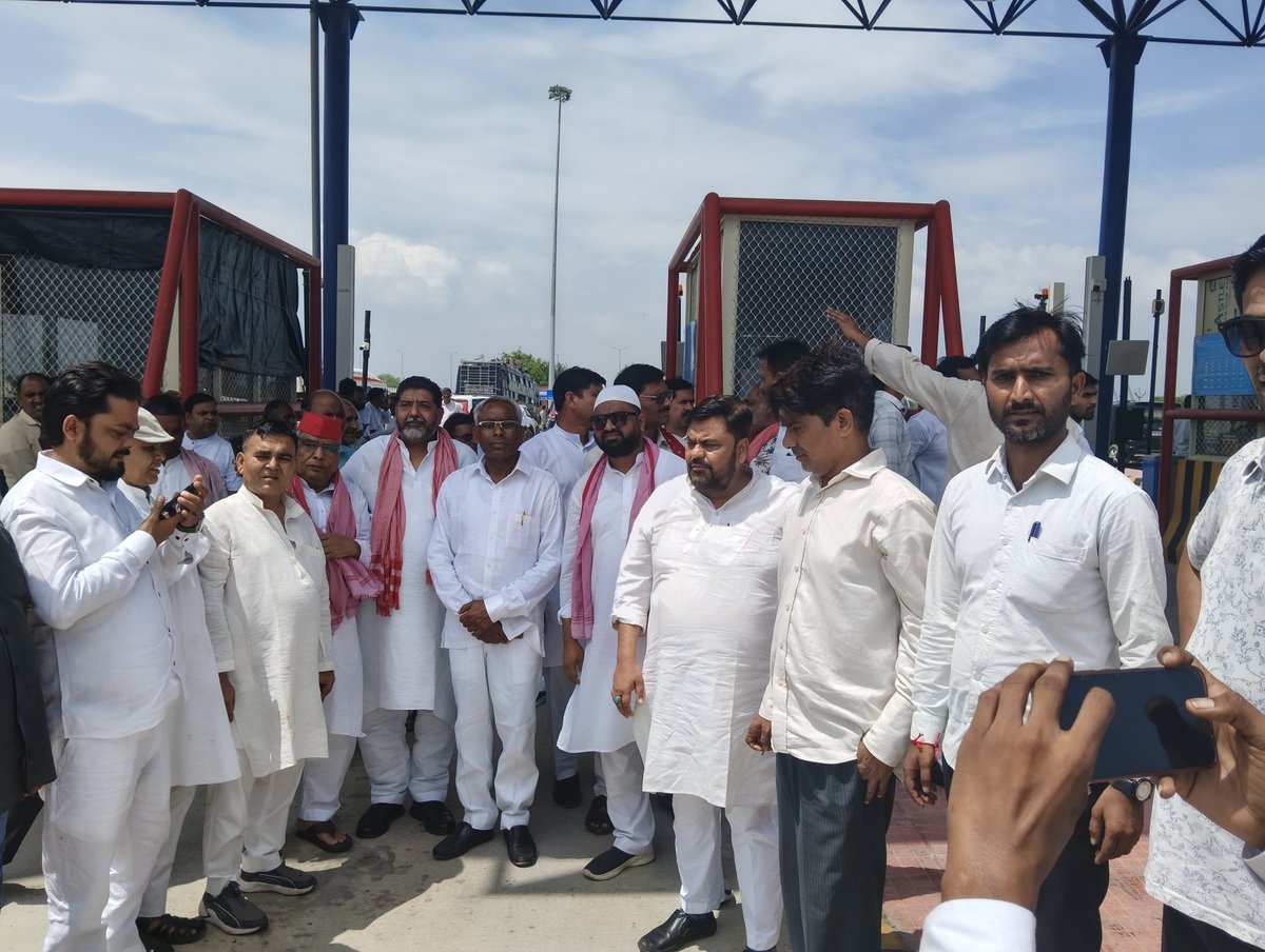 yashvirs166's tweet photo. माननीय @yadavakhilesh जी के सम्भल आगमन पर बहजोई टोल पर उनके स्वागत में सम्भल से विधायक
@PinkiYadavMLA जी असमोली,
राम खिलाड़ी जी गुन्नौर,
असगर अली अंसारी जिला अध्यक्ष संभल sp,
से एक छोटी सी मुलाकात 🙏🙏🙏
@proframgopalya1 जी
@shivpalsinghyad जी @MPDharmendraYdv जी
@samajwadiparty https://t.co/DQ4HYgeWmx