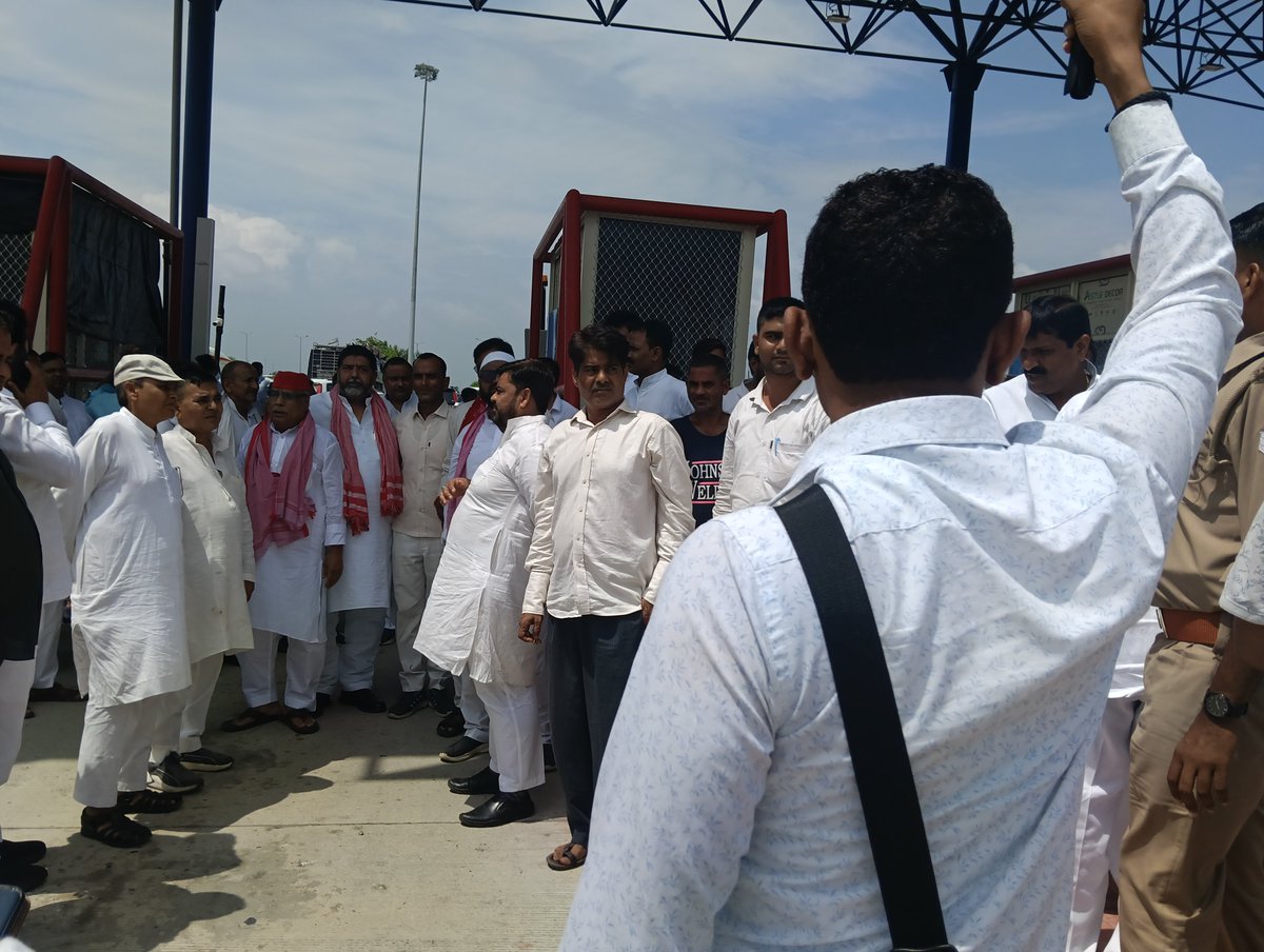 yashvirs166's tweet photo. माननीय @yadavakhilesh जी के सम्भल आगमन पर बहजोई टोल पर उनके स्वागत में सम्भल से विधायक
@PinkiYadavMLA जी असमोली,
राम खिलाड़ी जी गुन्नौर,
असगर अली अंसारी जिला अध्यक्ष संभल sp,
से एक छोटी सी मुलाकात 🙏🙏🙏
@proframgopalya1 जी
@shivpalsinghyad जी @MPDharmendraYdv जी
@samajwadiparty https://t.co/DQ4HYgeWmx