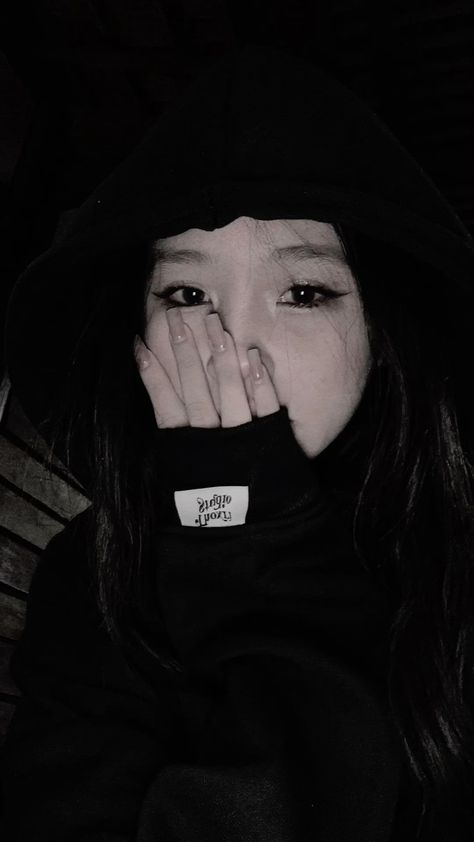omarkotub's tweet photo. Shrouded in hoodie, speaking in silence
SzLK https://t.co/XJfu2sr6Vk