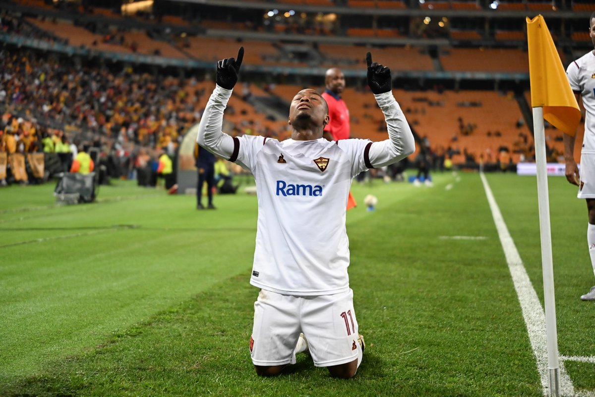 iDiskiTimes's tweet photo. 𝗕𝗥𝗘𝗔𝗞𝗜𝗡𝗚 ‼️

Stellenbosch FC have agreed personal terms with Ashley du Preez while Given Msimango looks set to follow in a major swap deal involving Langelihle Phili.

Story by @Lorenz_KO &amp; @Makonco_M ✍️

https://t.co/fgCKVD4rLG https://t.co/caVnv2IA9p
