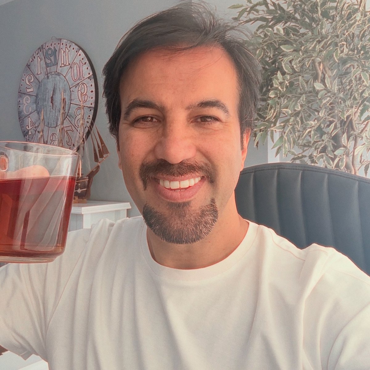 serhatyabanci's tweet photo. Tünaydın…

Memnun olmak da bir kültürdür.
Bir insanın bir şeyden memnun olabilmesi için; onun kıymetini ve kalitesini bilecek bir bilgiye, özgüvene ve
entellektüelliğe sahip olması gerek.

Yapılan iyiliği,
Gösterilen sevgiyi,
 Gösterilen çabayı,
Sunulan imkanları ve konforu;
Görmek, Anlamak, olumlu geri bildirimde bulunmak için belli bir bilgi,özgüven ve kültür gerek..
@serhatyabanci