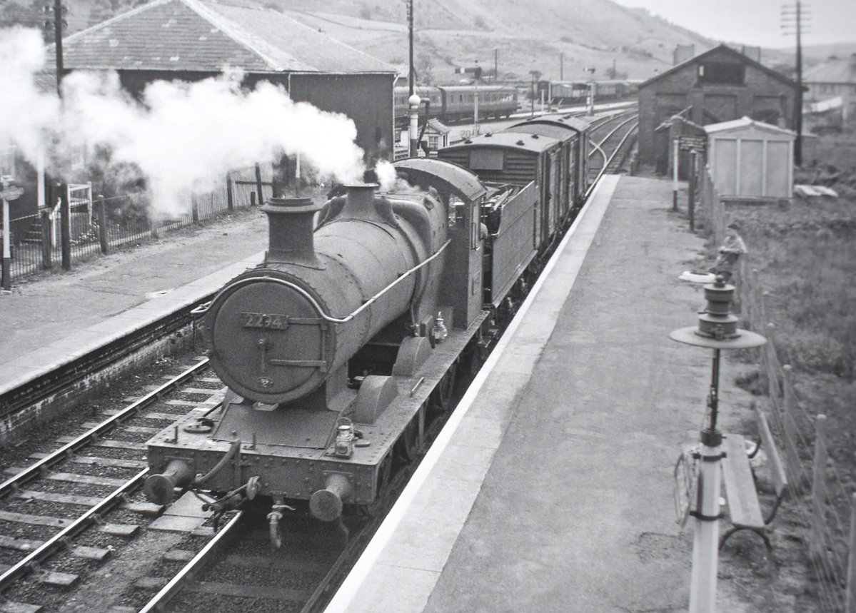 JeffAlbiston's tweet photo. Collett 0-6-0 2294 shunts a down pick-up goods at the west end of Porthmadoc. The goods &amp; carriage sidings can be seen in the background.
📆 1959
📷 Photo by Kenneth Field.
#steamlocomotive #1950s #Wales #BritishRailways https://t.co/hxiDzQNPhf