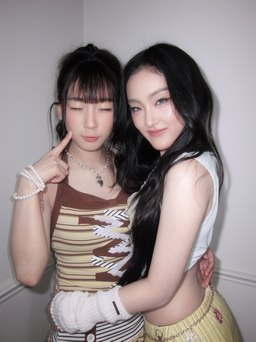 bananapukpik's tweet photo. ก็ยังไม่กล้าแตะตัวสีกาอยู่ดี https://t.co/U16gfTxN1D