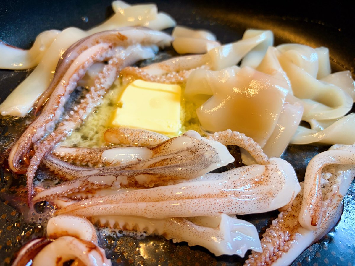 datu_ofutori's tweet photo. イカが安かったので🦑
丁寧に処理して お掃除して。
肝醤油とバターでいただきます！
う､､うますぎる！！#おうちごはん https://t.co/dDp6ypbjMo