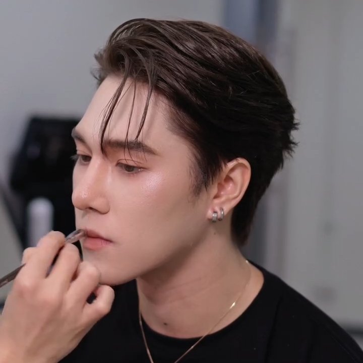 Happy_Honey_JR's tweet photo. Face card พี่หิรัญโหดแค่ไหน ดูเอาคับ เซ็ตผมเสยขึ้นแบบ Wet look/Sleek นิดๆ เมคอัพลุคพระเจ้า ฝรั่งมังค่า โครงหน้า สีตา สันกราม คิ้วคมๆ เป๊ะยันปลายขนตาที่ไม่ต้องปัดมาสคาร่าด้วยซ้ำ เสื้อยืดสีดำพอดีตัว เรียบๆ ตัดกับผิวไบรท์ๆ สร้อยคอ ดาเมจค่ดทำลายล้าง พี่ไม่ได้มาเล่นๆ พี่มาเป็นเมะ พร้อมกำพร้าแม่

SKYNANI SMYLENEONA FANSIGN  

#งานมหกรรมนิยายนานาชาติ2026xSkyNani
@Hirunkit_ #hirunkit_
