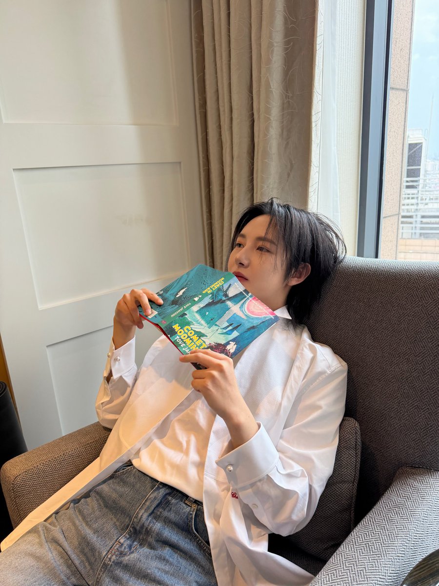 KandybearryNR's tweet photo. หนังสือมูมินอิดิชั่นที่ครบรอบ 80ปี published เมื่อปีที่แล้วกับตุวเร้กที่จะครบรอบ 10 ปีที่เดบิวต์แล้ว เพื่อนตัวน้อยที่เกิดวันที่ 23 เหมือนกัน โรแมนติกจังเลยㅠㅠ👼🏻🤍 https://t.co/UnftdUL81L
