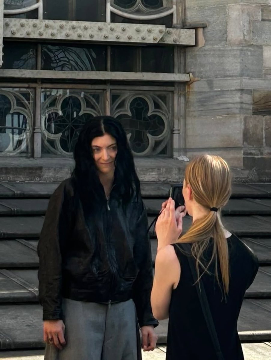 LordeHaus's tweet photo. 🚨New picture of Lorde and Sam Penn, taking pictures on the roof of Duomo di Milano hours prior her UNALTROFESTIVAL show in Milan 

Via lordehk https://t.co/ojcBw6qAFw
