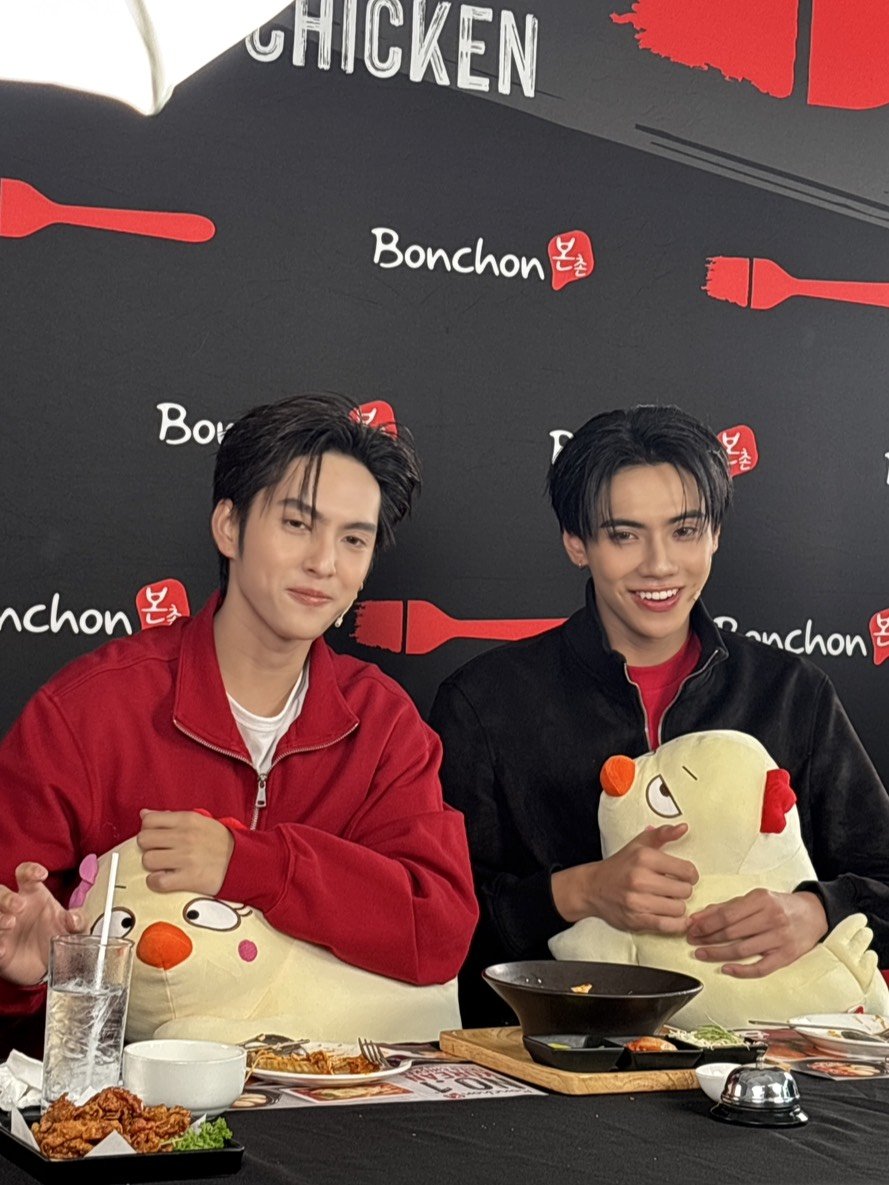 BonChonThailand's tweet photo. เกม....ตึงแค่ไหนก็ดูเอา 🔥🍗🎮 

@PEEMWASU_ @cucopper11
#BonchonHotTomyumXBUS
#บอนชอนข้นสิฮอท #บอนชอนไก่ทอดซอสฮอทต้มยำ #BUSbecauseofyouishine #copperdechawat #PEEMWASU https://t.co/mPGjVWHWH0