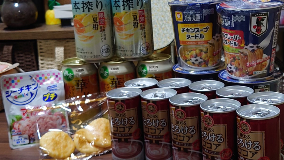 _melancholy's tweet photo. これ全部この3日間で職場で貰ったやつ。華よいと本搾りあと1本ずつあったけどそれは昨日一昨日で母が飲んだ。私は酒は飲まぬ https://t.co/jNqoNiWqjC