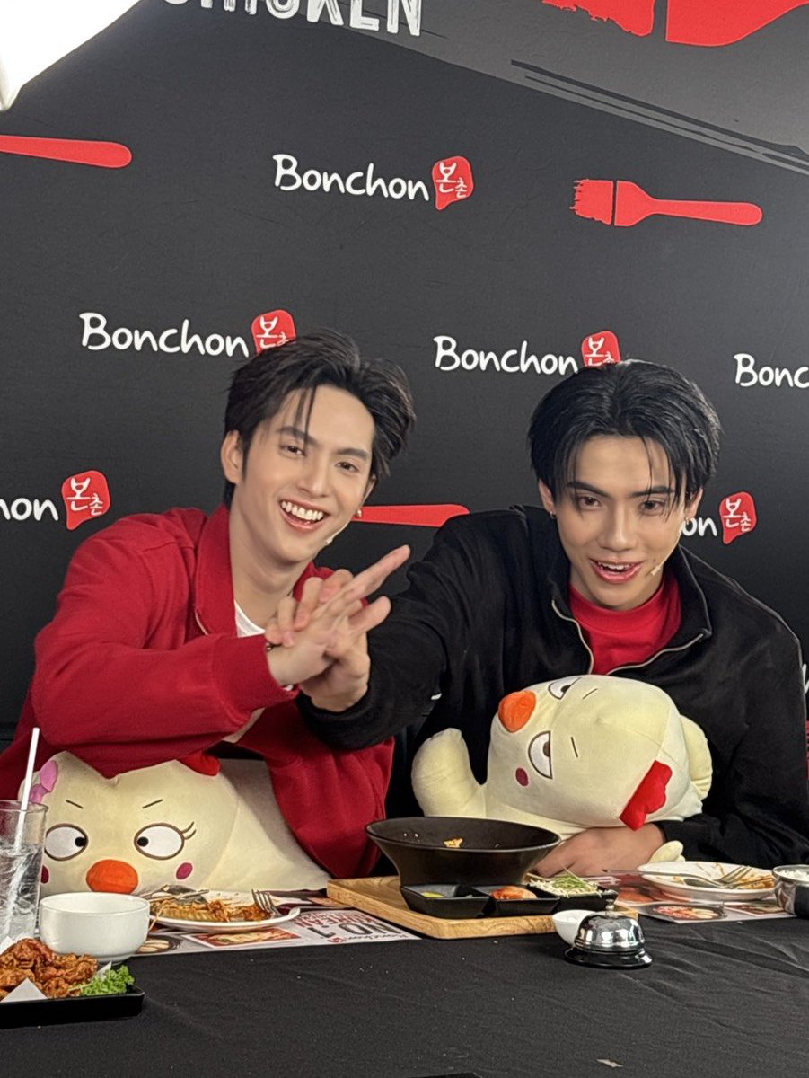 BonChonThailand's tweet photo. เกม....ตึงแค่ไหนก็ดูเอา 🔥🍗🎮 

@PEEMWASU_ @cucopper11
#BonchonHotTomyumXBUS
#บอนชอนข้นสิฮอท #บอนชอนไก่ทอดซอสฮอทต้มยำ #BUSbecauseofyouishine #copperdechawat #PEEMWASU https://t.co/mPGjVWHWH0