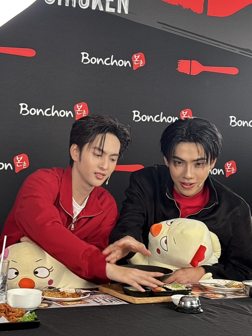 BonChonThailand's tweet photo. เกม....ตึงแค่ไหนก็ดูเอา 🔥🍗🎮 

@PEEMWASU_ @cucopper11
#BonchonHotTomyumXBUS
#บอนชอนข้นสิฮอท #บอนชอนไก่ทอดซอสฮอทต้มยำ #BUSbecauseofyouishine #copperdechawat #PEEMWASU https://t.co/mPGjVWHWH0