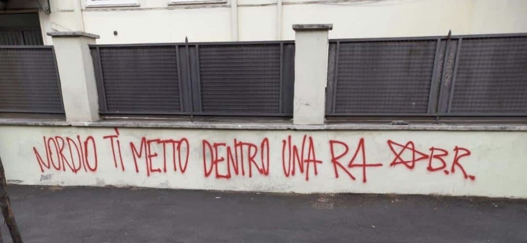 GuidoCrosetto's tweet photo. Al Ministro Carlo Nordio esprimo la mia piena solidarietà e vicinanza. Ogni tentativo di intimidire chi rappresenta e serve le Istituzioni deve essere respinto con assoluta fermezza. L’odio, la violenza e l’evocazione di una delle pagine più buie della nostra storia non potranno mai condizionare l’azione dello Stato. In una democrazia si discute e ci si confronta, anche duramente, ma non si minaccia. Lo Stato non arretra.