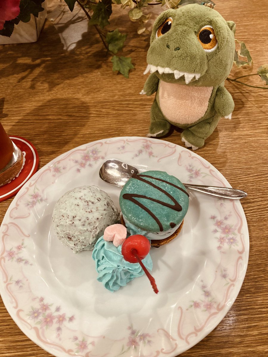 n_naccan's tweet photo. 限定メニューの「チョコミントマカロンとチョコミントアイス」がとても美味しかった🍫🌿
特にマカロンがおすすめの美味しさでぜひ食べて！！
#emaid https://t.co/yrCzCXGwFm