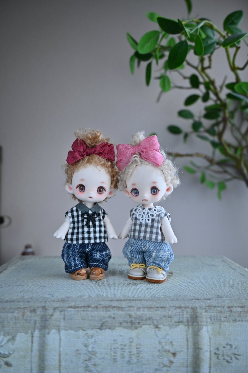 mamejistudio's tweet photo. 本体にお洋服2種、ウィッグ2種、カチューシャは3色付属

いろんな組み合わせでお家に着いたその時から組み合わせて遊べる大好きを詰め込んだ特別セットです

靴は大好きなosanpo ippo様のもの
サンダルが可愛すぎる

#kumukuku
#kumukuku_ceylon https://t.co/SRaSVck3ff
