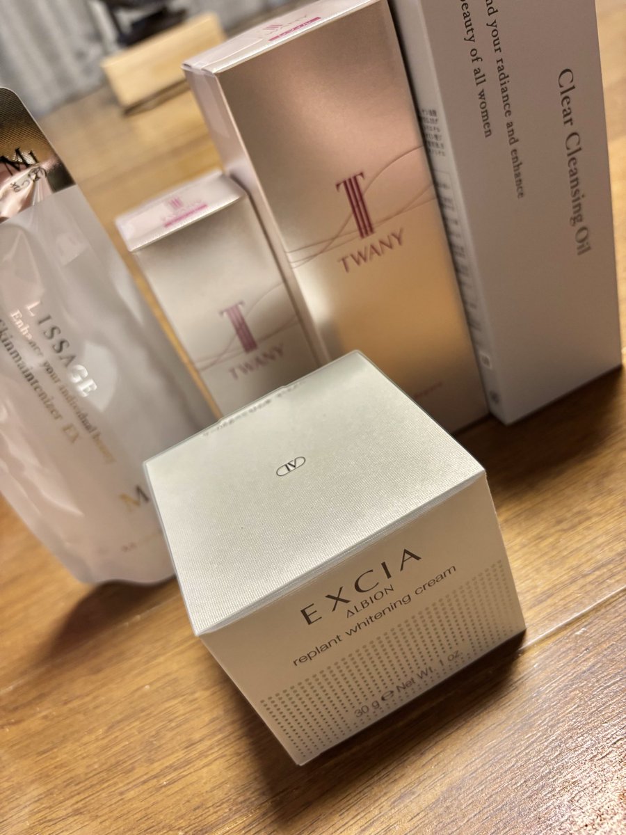 ___x___a227's tweet photo. つ、ついに、、‼︎
念願のクリーム買った‼︎‼︎
仕事頑張ってるご褒美‼︎
#EXCIA
#アルビオン https://t.co/plTUO4DzJF