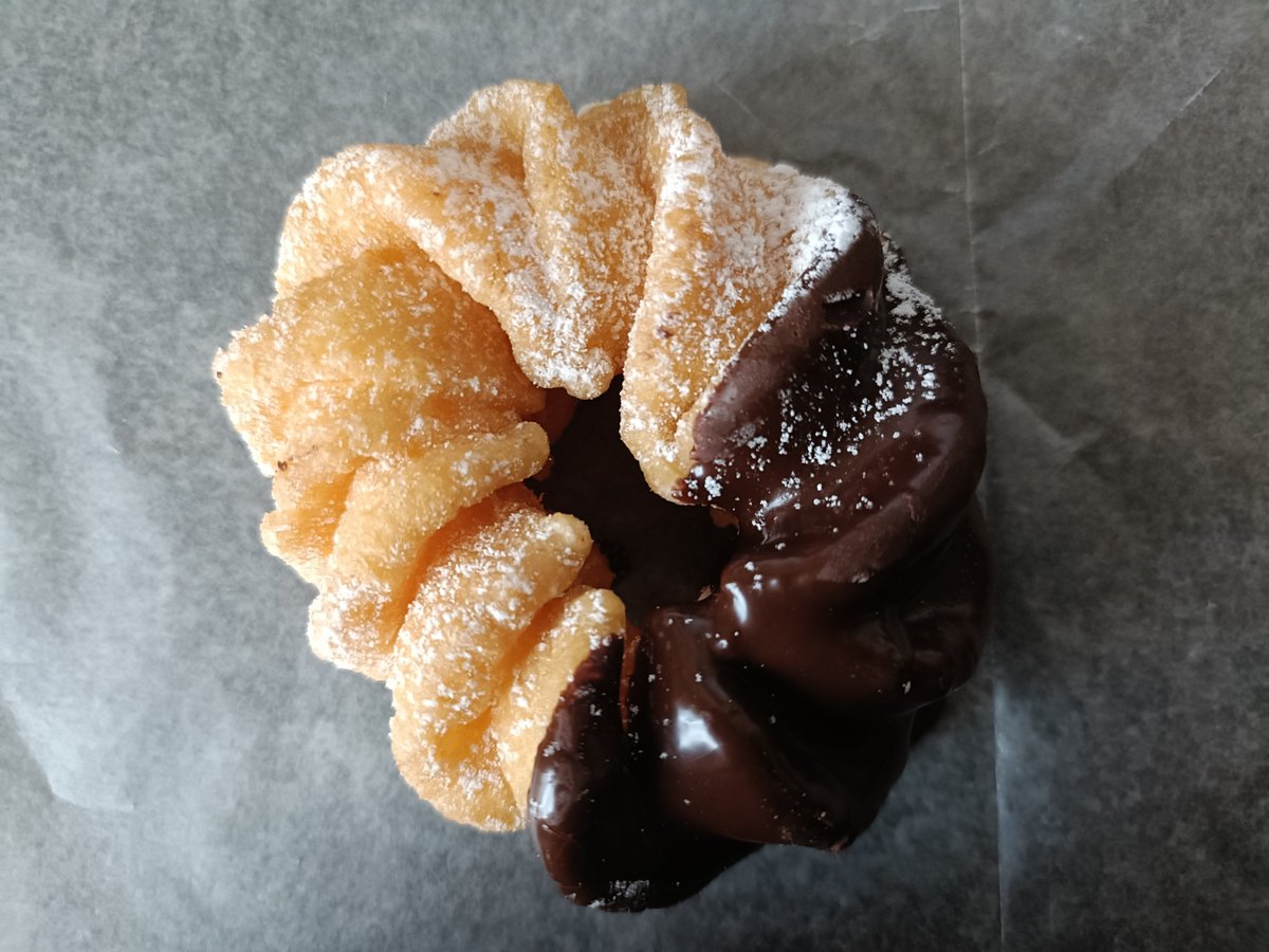 K_mv__'s tweet photo. 今日は3時のおやつにいつぶり？！ってくらい久々にミスド食べました🍩 https://t.co/FpqbPTEszw