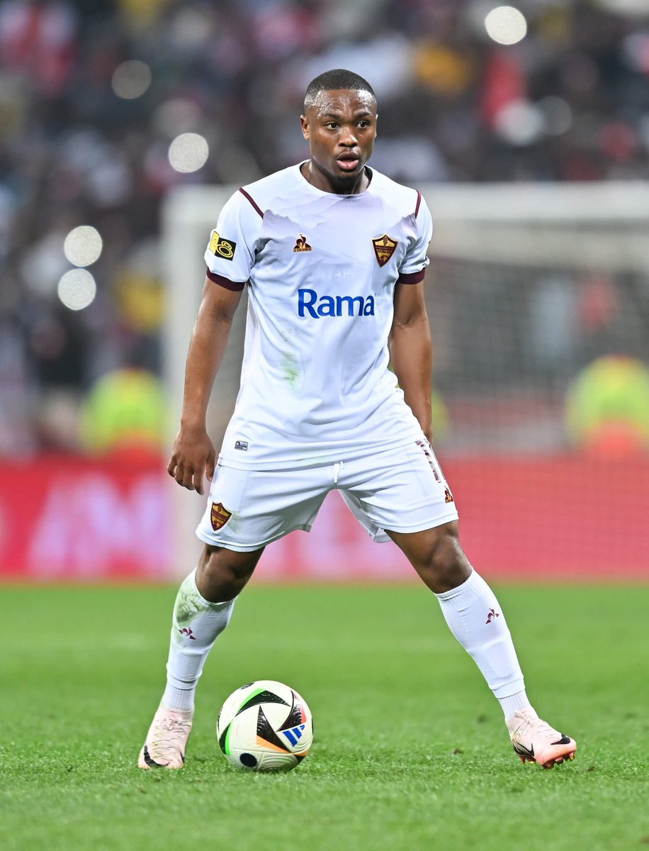 Lorenz_KO's tweet photo. Kaizer Chiefs edging closer to Langelihle Phili transfer involving Ashley du Preez and potential Given Msimango swap to Stellenbosch.

Du Preez already en route to Cape Town with two year + one option agreed for return to the Winelands. 

Full story 🔗 https://t.co/C4HBufvPan https://t.co/CeCNz5svl1