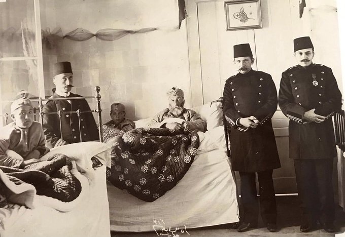 EkremBEkinci's tweet photo. Bu resim Sultan Abdülhamid’e ait değildir. Ortadaki yaşlı kişi  fotoğrafçı Abdullah Frères’in kurucularından, Müslüman olduktan sonra Abdullah Şükrü adını alan Viçen Abdullah; yataklardaki diğer üç kişi de oğullarıdır. https://t.co/6QJNXdr82e