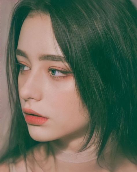 andradelagoa's tweet photo. Soft lighting, a contemplative gaze, and the quiet mood of a beauty portrait
UylN https://t.co/nQNGiYyDdu