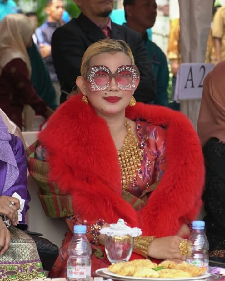 bbarbieie's tweet photo. buat yg belum tau, blio tombol reset kaltim yah #eh 🫢 pokoknya blio istri gubernur kaltim yg keluarganya megang dinasti di kalimantan timur, fyi anggaran laundry mereka nembus nyampe 450 juta 😨 

ini istri pejabat yg sempat viral karna mobil dinas 8,5M itu yah, belum lagi anggaran kursi pijat mereka nembus sampai 125 juta 🤗 duit RAKYAT semua tuh

terus masih banyak lagi kebobrokan selama suami belio ini menjabat jadi gubernur