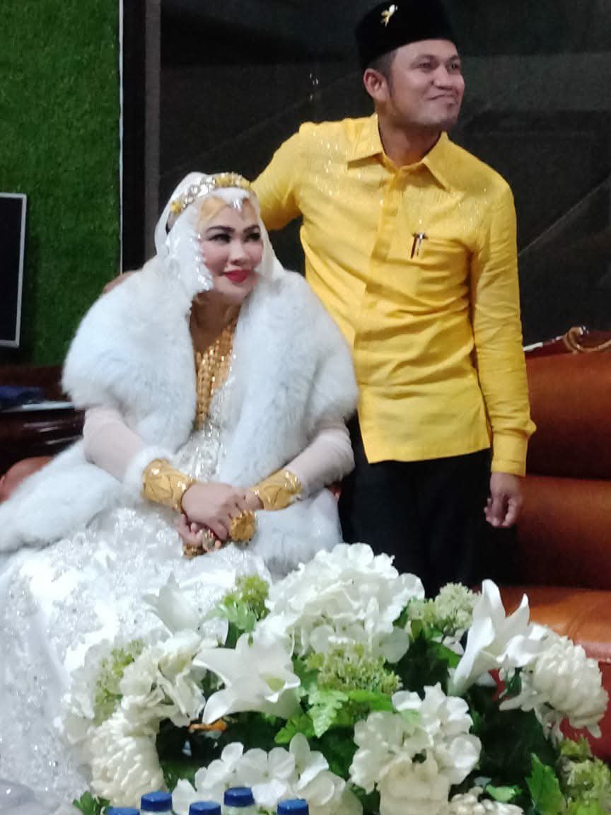 bbarbieie's tweet photo. buat yg belum tau, blio tombol reset kaltim yah #eh 🫢 pokoknya blio istri gubernur kaltim yg keluarganya megang dinasti di kalimantan timur, fyi anggaran laundry mereka nembus nyampe 450 juta 😨 

ini istri pejabat yg sempat viral karna mobil dinas 8,5M itu yah, belum lagi anggaran kursi pijat mereka nembus sampai 125 juta 🤗 duit RAKYAT semua tuh

terus masih banyak lagi kebobrokan selama suami belio ini menjabat jadi gubernur