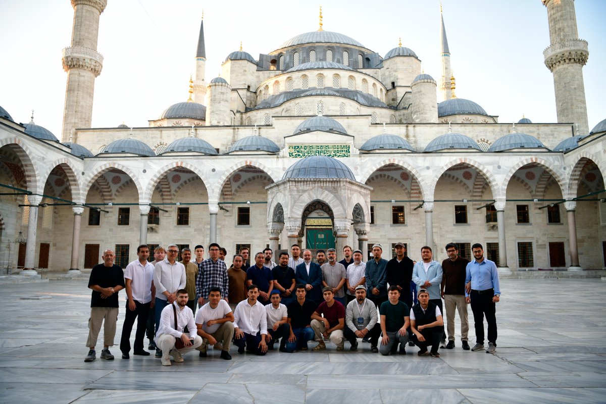 tiburesmi's tweet photo. Mâverâünnehir Yaz Seminerleri | Sultanahmet Camii’nde Sabah Namazı

Mâverâünnehir Yaz Seminerleri programımızın İstanbul’da gerçekleştirilen etabının ikinci günü, Sultanahmet Camii’nde eda edilen sabah namazıyla başladı. 

Sabah namazının ardından Üniversite Rektörümüz Prof. Dr. Mehmet Görmez, “Cenab-ı Hakk’ın Rahmân ismi ve rahmâniyet ilkesi” üzerine bir sohbet gerçekleştirerek şu hususları ifade etti:

    Rahmân ismi, esmâ-i hüsnâdan bir isim olmanın ötesinde, tıpkı Allah lafzı gibi bütün ilâhî isimleri kuşatan câmi bir isimdir. Kur’ân-ı Kerîm’de, “De ki: İster Allah diye dua edin, ister Rahmân diye dua edin. Hangisiyle dua ederseniz edin, en güzel isimler O’nundur.” (el-İsrâ, 17/110) buyrularak Allah ve Rahmân isimlerinin aynı ilâhî hakikati ifade ettiği bildirilmiştir.
    Esmâ-i hüsnâ yalnızca doksan dokuz isimden ibaret değildir. Doksan dokuz sayısı kesretten kinaye olup ilâhî isimlerin çokluğunu ve kuşatıcılığını ifade etmektedir. Allah’ın zatı nasıl sonsuz ise O’nun isim ve sıfatlarının tecellileri de sınırlandırılamaz. Rahmân ismi ise bütün bu isimleri kuşatan en câmi isimlerden biridir.
    Rahmâniyet, varlığın ve kâinatın temel kanunudur. Rahmân Sûresi’nin, “Rahmân, Kur’an’ı öğretti; insanı yarattı; ona beyanı öğretti.” (er-Rahmân, 55/1-4) ayetleriyle başlaması; yaratmanın, öğretmenin, beyanın ve ölçünün Rahmân’ın rahmetinin tecellileri olduğunu göstermektedir. Sûrenin bütün ayetlerinin faili Rahmân’dır.
    Rahmâniyetin müminin hayatındaki tezahürü Rahmânî ahlaktır. “Rahmân’ın kulları, yeryüzünde tevazu ile yürüyen, cahiller kendilerine hitap ettiğinde ‘selam’ diyerek geçen kimselerdir.” (el-Furkân, 25/63) ayeti; tevazu, vakar, barış ve kötülüğe iyilikle karşılık vermenin Rahmân’ın kullarının temel vasıfları olduğunu ortaya koymaktadır. Geceyi secde ve kıyamla geçirmek de bu kulluğun ayrılmaz bir parçasıdır.
    Rahmânî ahlak; merhamet, isâr, ihsan ve kerem ahlakıdır. “Rahmetim her şeyi kuşatmıştır.” (el-A‘râf, 7/156) ve “Biz seni ancak âlemlere rahmet olarak gönderdik.” (el-Enbiyâ, 21/107) ayetleri, İslam’ın bütün insanlığı ve varlığı kuşatan rahmet anlayışını ifade etmektedir. Müslümanın görevi, bu rahmeti kendi ahlakına ve bütün ilişkilerine taşımaktır.
    Besmele, İslam’ın rahmet merkezli dünya tasavvurunun özüdür. Her bir Müslüman, işlerine “Rahmân ve Rahîm olan Allah’ın adıyla” başlamaktadır. Buna göre ahlak, siyaset, iktisat, hukuk ve eğitim  bu sıfat ekseninde şekillenmelidir. 
    Rahmânî siyaset, gücü ve iktidarı mutlaklaştırmak değil, Allah’ın rahmetini ve adaletini hâkim kılmaktır. Siyasetin vazifesi insan üzerinde tahakküm kurmak değil; insanı, hakkı, adaleti ve merhameti korumaktır.
    Rahmânî iktisat, infakı, zekâtı, karz-ı haseni ve paylaşmayı esas almaktadır. Bu iktisat anlayışında sömürüye ve sınırsız kazanç arzusuna yer yoktur. Servet yalnızca belirli eller arasında dolaşan bir güç değil, toplumsal sorumluluk ve emanet vasıtasıdır.
    Rahmânî hukuk, her hükmün hikmetini rahmet ilkesinde arayan bir hukuk anlayışıdır. İslam hukukunda en ağır cezaların arkasında dahi ilâhî rahmete ulaştırma gayesi bulunmaktadır. “Ancak tövbe eden, iman eden ve salih amel işleyenler başka; Allah onların kötülüklerini iyiliklere çevirir.” (el-Furkân, 25/70) ayeti, seyyiâtın dahi rahmâniyetle mükâfata dönüşebileceğini göstermektedir.
    Rahmânî eğitim, insanın fıtratını esas alan ve fıtratındaki merhameti ortaya çıkaran eğitimdir. Rahmânî ahlakın, siyasetin, iktisadın ve hukukun öğretileceği eğitim sistemi de insanı yalnızca bilgiyle değil, rahmet, hikmet ve sorumluluk bilinciyle yetiştirmelidir.
    İmam Gazzâlî’nin “el-Maksadü’l-Esnâ fî Şerhi Esmâillâhi’l-Hüsnâ” adlı eserinde ve İzzeddin b. Abdüsselâm’ın “Şeceretü’l-Meârif” isimli eserinde yer alan “Rahmân’ın ahlakıyla ahlaklanma” anlayışı; Allah’ın rahmâniyetini insanın varlıkla, kâinatla ve diğer insanlarla ilişkilerine taşıması anlamına gelmektedir.

Sohbetinin sonunda; insanlığın, bütün canlıların ve kâinatın yeniden Allah’ın rahmâniyetine ihtiyaç duyduğunu belirten Görmez, İslam’ın hükümlerinin rahmetten koparılarak katı bir ideolojiye dönüştürülmemesi gerektiğini vurguladı. Mâverâünnehir ve Balkanlar’da teşekkül eden medeniyetlerin aynı zamanda birer rahmâniyet medeniyeti olduğunu ifade ederek bu coğrafyaların yeniden rahmet, adalet ve merhametle buluşması niyazında bulundu.

Ardından Prof. Dr. Bünyamin Erul, Allah Teâlâ’nın rahmetini yüz parçaya ayırdığına, bunlardan doksan dokuzunu kendi katında tuttuğuna ve bir parçasını yeryüzüne indirdiğine dair hadis-i şerif çerçevesinde değerlendirmelerde bulundu. Yeryüzündeki bütün canlıların yavrularına merhametle davranmasının bu rahmetin bir tecellisi olduğunu belirtti.

Rahmân, rahmet ve rahim kelimeleri arasındaki anlam bağına dikkat çeken hocamız, ilâhî rahmetin anne rahminden başlayarak akrabalık bağlarına yayıldığını ifade etti. Bu nedenle akrabalık ilişkilerinin sıla-i rahim olarak adlandırıldığını; sıla-i rahmi korumanın Rahmân ile bağı kuvvetlendirmek, onu koparmanın ise ilâhî rahmetten uzaklaşmak anlamına geldiğini vurguladı.

Bunun akabinde Sultanahmet Camii’nin baş imam hatibi Hasan Kara, caminin banisi Gazi Sultan Ahmed Han’ın hayatından tevazu ve ihlas örnekleri aktardı.

Aziz Mahmud Hüdâyî Hazretleri’nin terbiyesinde yetişen Sultan I. Ahmed Han’ın henüz yirmi sekiz yaşında vefat ettiğini; vefatından sonra kaftanının altında, rahat uyumasına engel olan sert kıllardan yapılmış bir giysi bulunduğunu anlattı. Aziz Mahmud Hüdâyî Hazretleri’nin bu manzara karşısında, “Ahmet, Rabbine yakınlığını bilirdim fakat bunu benden dahi gizlemişsin.” diyerek onun gizli ibadetine ve zühdüne şahitlik ettiğini ifade etti.

Sultan I. Ahmed Han’ın, Sultanahmet Camii’nin inşası sırasında tebdilikıyafetle temele indiğini, kazma ile çalıştığını ve taşıdığı taşları “Rabbim, bu Ahmet kulunun bir hizmetidir; kabul buyur.” diyerek dışarı çıkardığını aktardı. Vefatından sonra kızının rüyasına gelerek, kendisine ihsan edilen nimetlerin sebebinin büyük bir cami yaptırması değil, kimsenin görmediği bu mütevazı hizmet olduğunu söylediğine dair rivayeti paylaştı.

Tevazunun insanı yükselttiğini, kibrin ise insanı alçalttığını vurgulayan Hasan Hoca, Sultan Ahmed Han’ın ihlasının ve tevazusunun Sultanahmet Camii’nin manevi iklimine sindiğini; asırlar boyunca camiyi ziyaret eden insanların bu iklimden nasiplendiğini ifade etti.