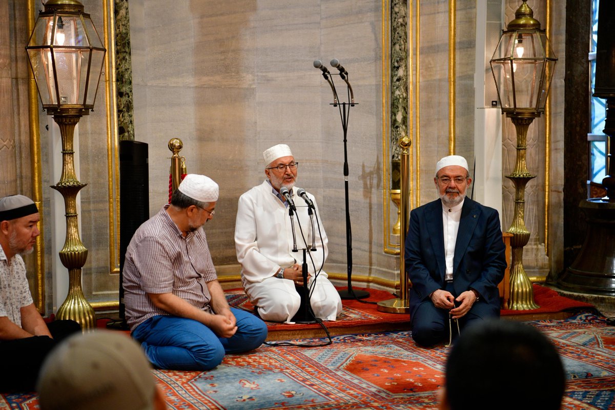 tiburesmi's tweet photo. Mâverâünnehir Yaz Seminerleri | Sultanahmet Camii’nde Sabah Namazı

Mâverâünnehir Yaz Seminerleri programımızın İstanbul’da gerçekleştirilen etabının ikinci günü, Sultanahmet Camii’nde eda edilen sabah namazıyla başladı. 

Sabah namazının ardından Üniversite Rektörümüz Prof. Dr. Mehmet Görmez, “Cenab-ı Hakk’ın Rahmân ismi ve rahmâniyet ilkesi” üzerine bir sohbet gerçekleştirerek şu hususları ifade etti:

    Rahmân ismi, esmâ-i hüsnâdan bir isim olmanın ötesinde, tıpkı Allah lafzı gibi bütün ilâhî isimleri kuşatan câmi bir isimdir. Kur’ân-ı Kerîm’de, “De ki: İster Allah diye dua edin, ister Rahmân diye dua edin. Hangisiyle dua ederseniz edin, en güzel isimler O’nundur.” (el-İsrâ, 17/110) buyrularak Allah ve Rahmân isimlerinin aynı ilâhî hakikati ifade ettiği bildirilmiştir.
    Esmâ-i hüsnâ yalnızca doksan dokuz isimden ibaret değildir. Doksan dokuz sayısı kesretten kinaye olup ilâhî isimlerin çokluğunu ve kuşatıcılığını ifade etmektedir. Allah’ın zatı nasıl sonsuz ise O’nun isim ve sıfatlarının tecellileri de sınırlandırılamaz. Rahmân ismi ise bütün bu isimleri kuşatan en câmi isimlerden biridir.
    Rahmâniyet, varlığın ve kâinatın temel kanunudur. Rahmân Sûresi’nin, “Rahmân, Kur’an’ı öğretti; insanı yarattı; ona beyanı öğretti.” (er-Rahmân, 55/1-4) ayetleriyle başlaması; yaratmanın, öğretmenin, beyanın ve ölçünün Rahmân’ın rahmetinin tecellileri olduğunu göstermektedir. Sûrenin bütün ayetlerinin faili Rahmân’dır.
    Rahmâniyetin müminin hayatındaki tezahürü Rahmânî ahlaktır. “Rahmân’ın kulları, yeryüzünde tevazu ile yürüyen, cahiller kendilerine hitap ettiğinde ‘selam’ diyerek geçen kimselerdir.” (el-Furkân, 25/63) ayeti; tevazu, vakar, barış ve kötülüğe iyilikle karşılık vermenin Rahmân’ın kullarının temel vasıfları olduğunu ortaya koymaktadır. Geceyi secde ve kıyamla geçirmek de bu kulluğun ayrılmaz bir parçasıdır.
    Rahmânî ahlak; merhamet, isâr, ihsan ve kerem ahlakıdır. “Rahmetim her şeyi kuşatmıştır.” (el-A‘râf, 7/156) ve “Biz seni ancak âlemlere rahmet olarak gönderdik.” (el-Enbiyâ, 21/107) ayetleri, İslam’ın bütün insanlığı ve varlığı kuşatan rahmet anlayışını ifade etmektedir. Müslümanın görevi, bu rahmeti kendi ahlakına ve bütün ilişkilerine taşımaktır.
    Besmele, İslam’ın rahmet merkezli dünya tasavvurunun özüdür. Her bir Müslüman, işlerine “Rahmân ve Rahîm olan Allah’ın adıyla” başlamaktadır. Buna göre ahlak, siyaset, iktisat, hukuk ve eğitim  bu sıfat ekseninde şekillenmelidir. 
    Rahmânî siyaset, gücü ve iktidarı mutlaklaştırmak değil, Allah’ın rahmetini ve adaletini hâkim kılmaktır. Siyasetin vazifesi insan üzerinde tahakküm kurmak değil; insanı, hakkı, adaleti ve merhameti korumaktır.
    Rahmânî iktisat, infakı, zekâtı, karz-ı haseni ve paylaşmayı esas almaktadır. Bu iktisat anlayışında sömürüye ve sınırsız kazanç arzusuna yer yoktur. Servet yalnızca belirli eller arasında dolaşan bir güç değil, toplumsal sorumluluk ve emanet vasıtasıdır.
    Rahmânî hukuk, her hükmün hikmetini rahmet ilkesinde arayan bir hukuk anlayışıdır. İslam hukukunda en ağır cezaların arkasında dahi ilâhî rahmete ulaştırma gayesi bulunmaktadır. “Ancak tövbe eden, iman eden ve salih amel işleyenler başka; Allah onların kötülüklerini iyiliklere çevirir.” (el-Furkân, 25/70) ayeti, seyyiâtın dahi rahmâniyetle mükâfata dönüşebileceğini göstermektedir.
    Rahmânî eğitim, insanın fıtratını esas alan ve fıtratındaki merhameti ortaya çıkaran eğitimdir. Rahmânî ahlakın, siyasetin, iktisadın ve hukukun öğretileceği eğitim sistemi de insanı yalnızca bilgiyle değil, rahmet, hikmet ve sorumluluk bilinciyle yetiştirmelidir.
    İmam Gazzâlî’nin “el-Maksadü’l-Esnâ fî Şerhi Esmâillâhi’l-Hüsnâ” adlı eserinde ve İzzeddin b. Abdüsselâm’ın “Şeceretü’l-Meârif” isimli eserinde yer alan “Rahmân’ın ahlakıyla ahlaklanma” anlayışı; Allah’ın rahmâniyetini insanın varlıkla, kâinatla ve diğer insanlarla ilişkilerine taşıması anlamına gelmektedir.

Sohbetinin sonunda; insanlığın, bütün canlıların ve kâinatın yeniden Allah’ın rahmâniyetine ihtiyaç duyduğunu belirten Görmez, İslam’ın hükümlerinin rahmetten koparılarak katı bir ideolojiye dönüştürülmemesi gerektiğini vurguladı. Mâverâünnehir ve Balkanlar’da teşekkül eden medeniyetlerin aynı zamanda birer rahmâniyet medeniyeti olduğunu ifade ederek bu coğrafyaların yeniden rahmet, adalet ve merhametle buluşması niyazında bulundu.

Ardından Prof. Dr. Bünyamin Erul, Allah Teâlâ’nın rahmetini yüz parçaya ayırdığına, bunlardan doksan dokuzunu kendi katında tuttuğuna ve bir parçasını yeryüzüne indirdiğine dair hadis-i şerif çerçevesinde değerlendirmelerde bulundu. Yeryüzündeki bütün canlıların yavrularına merhametle davranmasının bu rahmetin bir tecellisi olduğunu belirtti.

Rahmân, rahmet ve rahim kelimeleri arasındaki anlam bağına dikkat çeken hocamız, ilâhî rahmetin anne rahminden başlayarak akrabalık bağlarına yayıldığını ifade etti. Bu nedenle akrabalık ilişkilerinin sıla-i rahim olarak adlandırıldığını; sıla-i rahmi korumanın Rahmân ile bağı kuvvetlendirmek, onu koparmanın ise ilâhî rahmetten uzaklaşmak anlamına geldiğini vurguladı.

Bunun akabinde Sultanahmet Camii’nin baş imam hatibi Hasan Kara, caminin banisi Gazi Sultan Ahmed Han’ın hayatından tevazu ve ihlas örnekleri aktardı.

Aziz Mahmud Hüdâyî Hazretleri’nin terbiyesinde yetişen Sultan I. Ahmed Han’ın henüz yirmi sekiz yaşında vefat ettiğini; vefatından sonra kaftanının altında, rahat uyumasına engel olan sert kıllardan yapılmış bir giysi bulunduğunu anlattı. Aziz Mahmud Hüdâyî Hazretleri’nin bu manzara karşısında, “Ahmet, Rabbine yakınlığını bilirdim fakat bunu benden dahi gizlemişsin.” diyerek onun gizli ibadetine ve zühdüne şahitlik ettiğini ifade etti.

Sultan I. Ahmed Han’ın, Sultanahmet Camii’nin inşası sırasında tebdilikıyafetle temele indiğini, kazma ile çalıştığını ve taşıdığı taşları “Rabbim, bu Ahmet kulunun bir hizmetidir; kabul buyur.” diyerek dışarı çıkardığını aktardı. Vefatından sonra kızının rüyasına gelerek, kendisine ihsan edilen nimetlerin sebebinin büyük bir cami yaptırması değil, kimsenin görmediği bu mütevazı hizmet olduğunu söylediğine dair rivayeti paylaştı.

Tevazunun insanı yükselttiğini, kibrin ise insanı alçalttığını vurgulayan Hasan Hoca, Sultan Ahmed Han’ın ihlasının ve tevazusunun Sultanahmet Camii’nin manevi iklimine sindiğini; asırlar boyunca camiyi ziyaret eden insanların bu iklimden nasiplendiğini ifade etti.