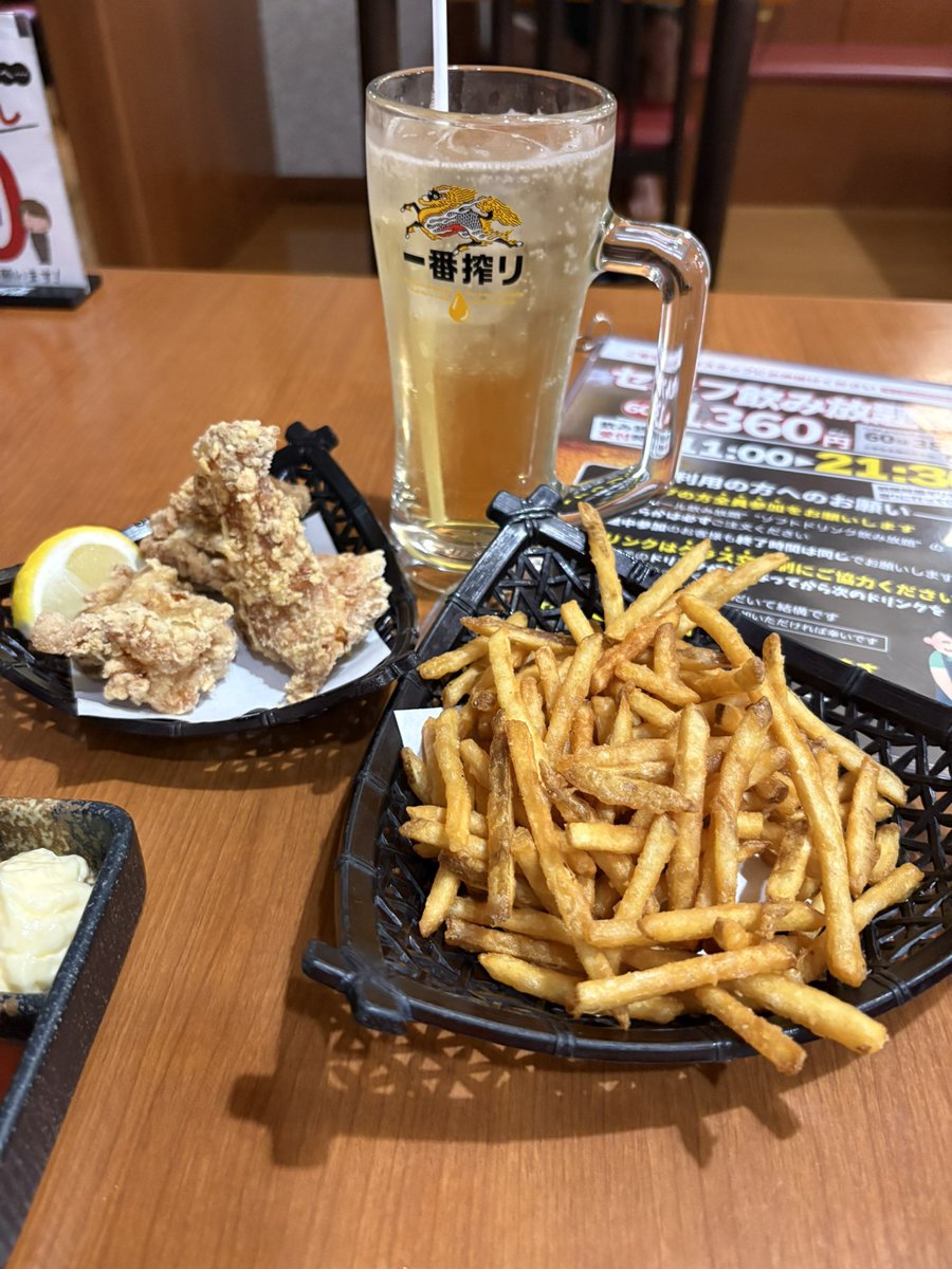 tda0714's tweet photo. 飲み放題自分で作り放題だからハイボール1：1で作ってたらバカになってきた https://t.co/yUmek1eSRK
