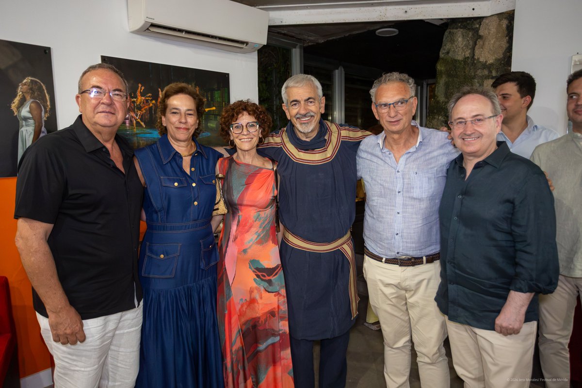 Festival_Merida's tweet photo. Gracias a las autoridades nacionales, regionales y locales que nos acompañaron en el estreno de 'La comedia de la olla'.

Una noche muy especial para #Merida72: la primera #comedia de esta edición y también su primer lleno absoluto.

Gracias por compartirla con nosotros ✨🧡 https://t.co/Y9V8hV4RbX