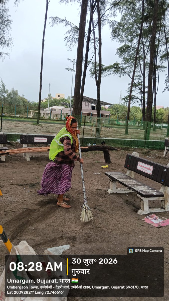 UMuncipality's tweet photo. ઉમરગામ નગરપાલિકા દ્વારા ભારે વરસાદ બાદ જે વિસ્તારોમાં સફાઇ કામગીરી તથા જે વિસ્તારમાં સફાઇ પુર્ણ થઇ છે તે વિસ્તારોમાં દવા છંટકાવની કામગીરી શરુ કરવામાં આવી. https://t.co/H5w5vUGiNJ
