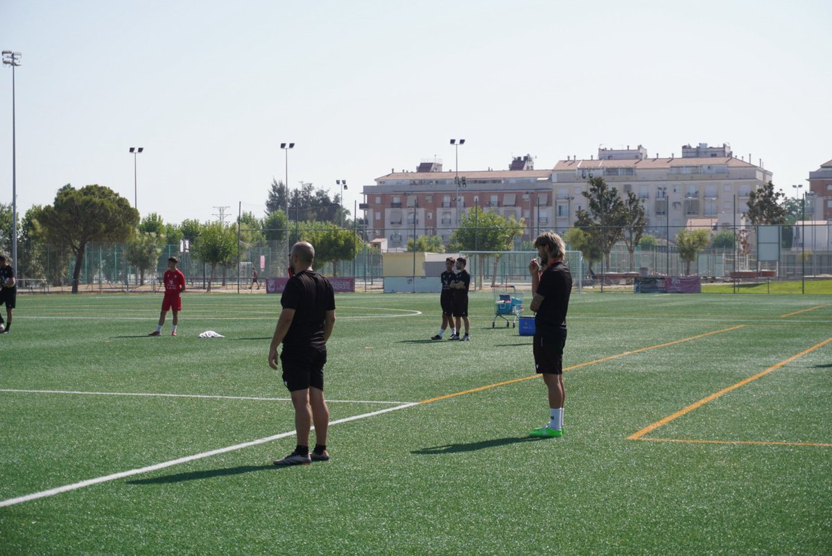 HablemosdelCDDB's tweet photo. 💪🏻Primera sesión del día completada por parte del CD Don Benito.

🧠El CT y plantilla del Depor sigue preparando el primer encuentro de pretemporada ante el Castuera. https://t.co/UZk40w5Jer