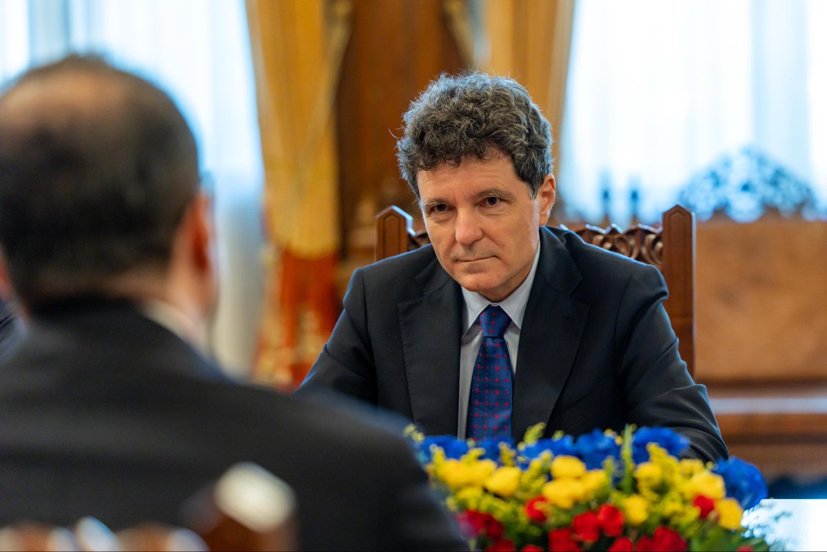 NicusorDanRO's tweet photo. M-am bucurat să îl primesc astăzi la Palatul Cotroceni pe noul prim-ministru al Republicii Moldova, Vasile Tofan, cu ocazia primei sale vizite externe de la preluarea mandatului.

Am reafirmat caracterul privilegiat al relației dintre România și Republica Moldova și angajamentul nostru de a continua dezvoltarea proiectelor comune, în special în domeniile economic, energie și transporturi. Aceste proiecte contribuie la consolidarea rezilienței și prosperității ambelor state și a întregii regiuni.

De asemenea, am reconfirmat sprijinul ferm și consecvent al României pentru parcursul european al Republicii Moldova și am salutat deschiderea primelor clustere de negociere.