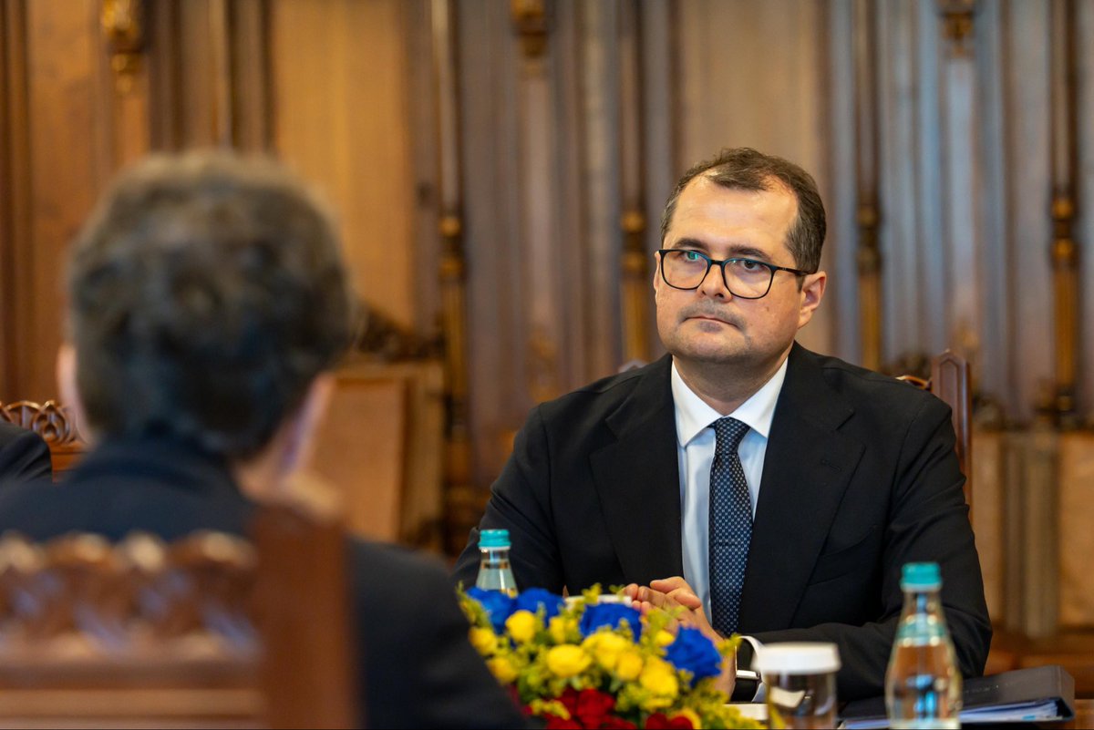 NicusorDanRO's tweet photo. M-am bucurat să îl primesc astăzi la Palatul Cotroceni pe noul prim-ministru al Republicii Moldova, Vasile Tofan, cu ocazia primei sale vizite externe de la preluarea mandatului.

Am reafirmat caracterul privilegiat al relației dintre România și Republica Moldova și angajamentul nostru de a continua dezvoltarea proiectelor comune, în special în domeniile economic, energie și transporturi. Aceste proiecte contribuie la consolidarea rezilienței și prosperității ambelor state și a întregii regiuni.

De asemenea, am reconfirmat sprijinul ferm și consecvent al României pentru parcursul european al Republicii Moldova și am salutat deschiderea primelor clustere de negociere.