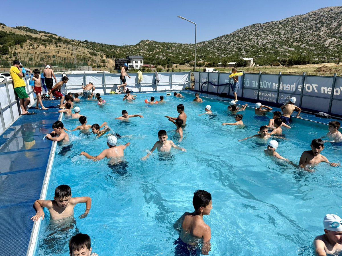 Erkan_gsb's tweet photo. Hadim Gençlik ve Spor İlçe Müdürlüğümüzde Bakanlığımızın ‘’Yüzme Bilmeyen Kalmasın’’ Projesi kapsamında 7-14 yaş çocuklarımıza yüzme kurslarımıza başladık.Hem eğleniyor hem öğreniyorlar.#yüzme #spor #Hadim #konya #gençlik https://t.co/6O2y721brL