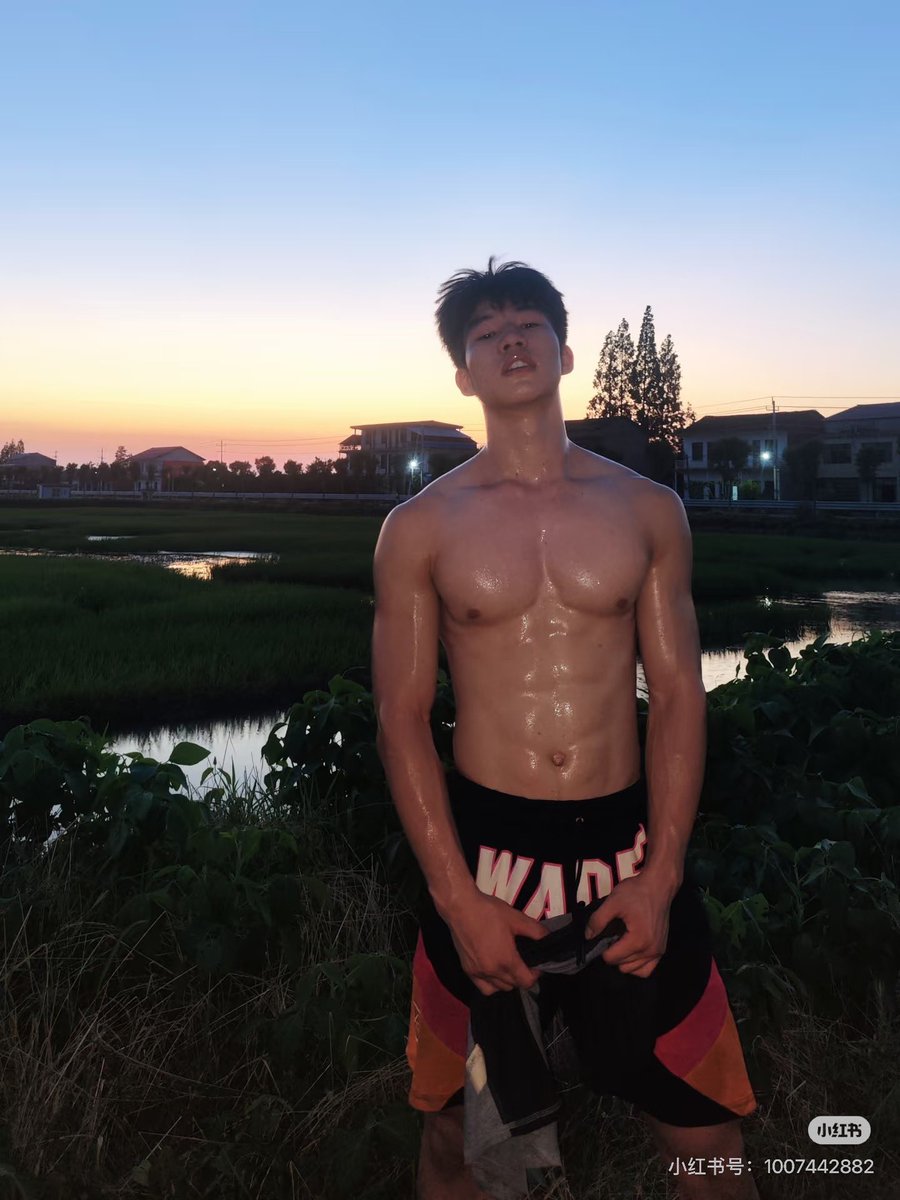BestGayAi's tweet photo. 抖音小红书博主郭益远。出汗的身体陪着我给他赐予的大屌，在野外被他操应该很爽。请大家一点多转发，我想多点粉丝，好有动力。#ai #体育生 #帅哥 #抖音网红 #男大 https://t.co/pgrfamqaf8