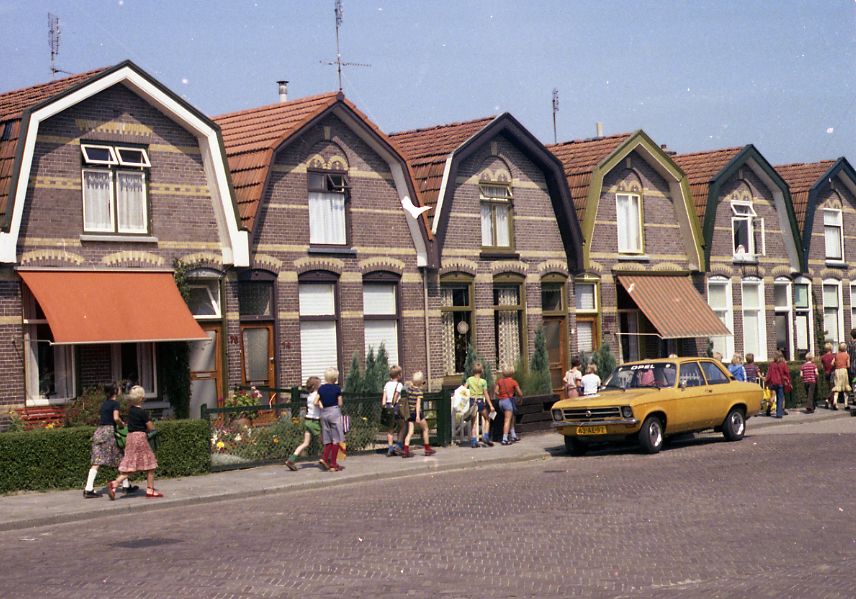 GA_SWL's tweet photo. School👩‍🎓 | Met het nieuwe schooljaar in zicht kijken we terug naar deze foto uit 1978 van een groep kinderen in de Oostwijkstraat in Steenwijk. Waar ze precies naartoe gingen weten we niet, maar het beeld roept ongetwijfeld herinneringen op.

📸 99 Fotoarchief Steenwijk https://t.co/ItX58U8LjV