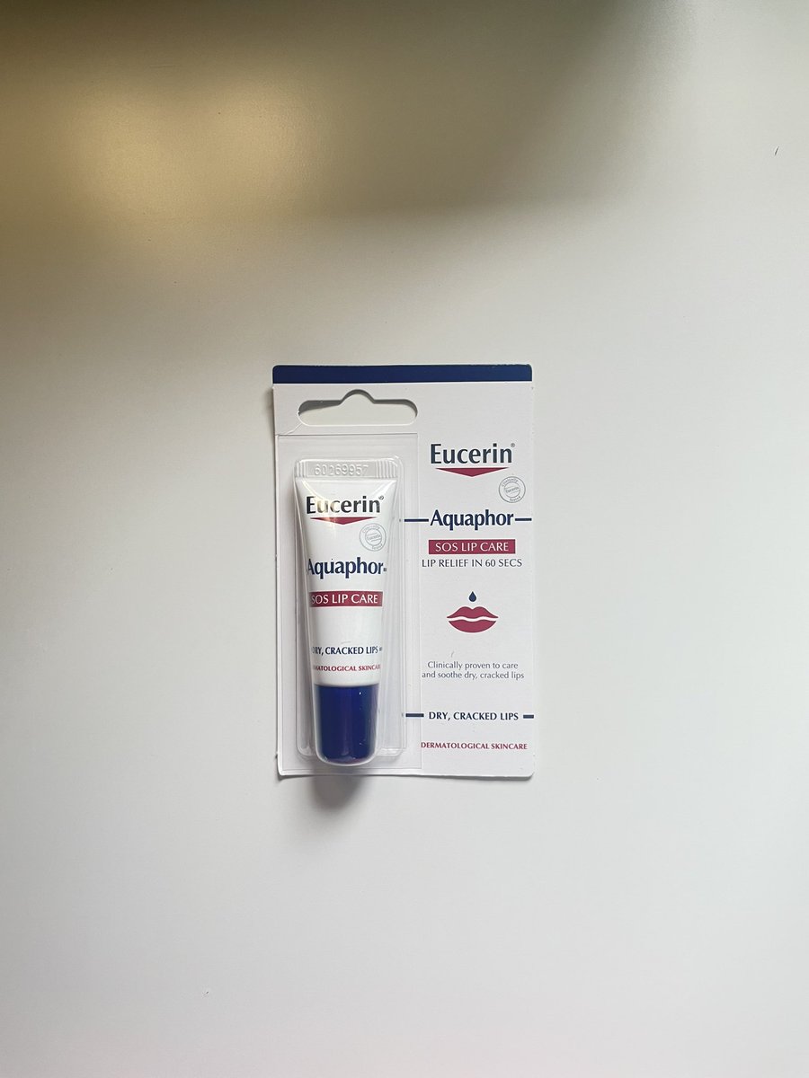 hasun03531's tweet photo. เราขอมา #ป้ายยา  Eucerin Aquaphor SOS LIP CARE ใครที่ปากแห้ง ปากลอกเป็นขุย หรือปากแตกเราแนะนำลิปมันของ Eucerin เลยนะคะ ตัวนี้เป็นลิปบาล์มที่กู้ปากโดยเฉพาะ ส่วนตัวเราปากแห้งเพราะแพ้ลิปมาก่อน ทาลิปมันก็เอาไม่อยู่เลยค่ะ จนเราโดนคนใน x ป้ายยามา เราก็เลยลองซื้อใช้มาใช้ตาม สรุปใช้แล้วเราชอบมากๆ เพราะตื่นขึ้นมาปากเราไม่มีความแห้งเลย ดูชุ่มชื้นขึ้นเยอะ แถมปากยังมีความนุ่มอีก ตัวเนื้อลิปจะเป็นสีใสๆไม่มีกลิ่น ไม่มีความเหนียวปากเลยค่ะ ทาแล้วสบายปากมากเลย ตอนนี้เราชอบมากถ้าใช้หมดซื้อซ้ำแน่นอนค่ะ #ลิป #eucerin 

📌พิกัด   https://t.co/DZJMo7yN7v