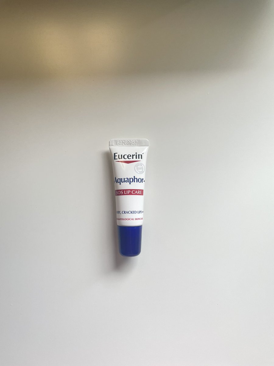 hasun03531's tweet photo. เราขอมา #ป้ายยา  Eucerin Aquaphor SOS LIP CARE ใครที่ปากแห้ง ปากลอกเป็นขุย หรือปากแตกเราแนะนำลิปมันของ Eucerin เลยนะคะ ตัวนี้เป็นลิปบาล์มที่กู้ปากโดยเฉพาะ ส่วนตัวเราปากแห้งเพราะแพ้ลิปมาก่อน ทาลิปมันก็เอาไม่อยู่เลยค่ะ จนเราโดนคนใน x ป้ายยามา เราก็เลยลองซื้อใช้มาใช้ตาม สรุปใช้แล้วเราชอบมากๆ เพราะตื่นขึ้นมาปากเราไม่มีความแห้งเลย ดูชุ่มชื้นขึ้นเยอะ แถมปากยังมีความนุ่มอีก ตัวเนื้อลิปจะเป็นสีใสๆไม่มีกลิ่น ไม่มีความเหนียวปากเลยค่ะ ทาแล้วสบายปากมากเลย ตอนนี้เราชอบมากถ้าใช้หมดซื้อซ้ำแน่นอนค่ะ #ลิป #eucerin 

📌พิกัด   https://t.co/DZJMo7yN7v