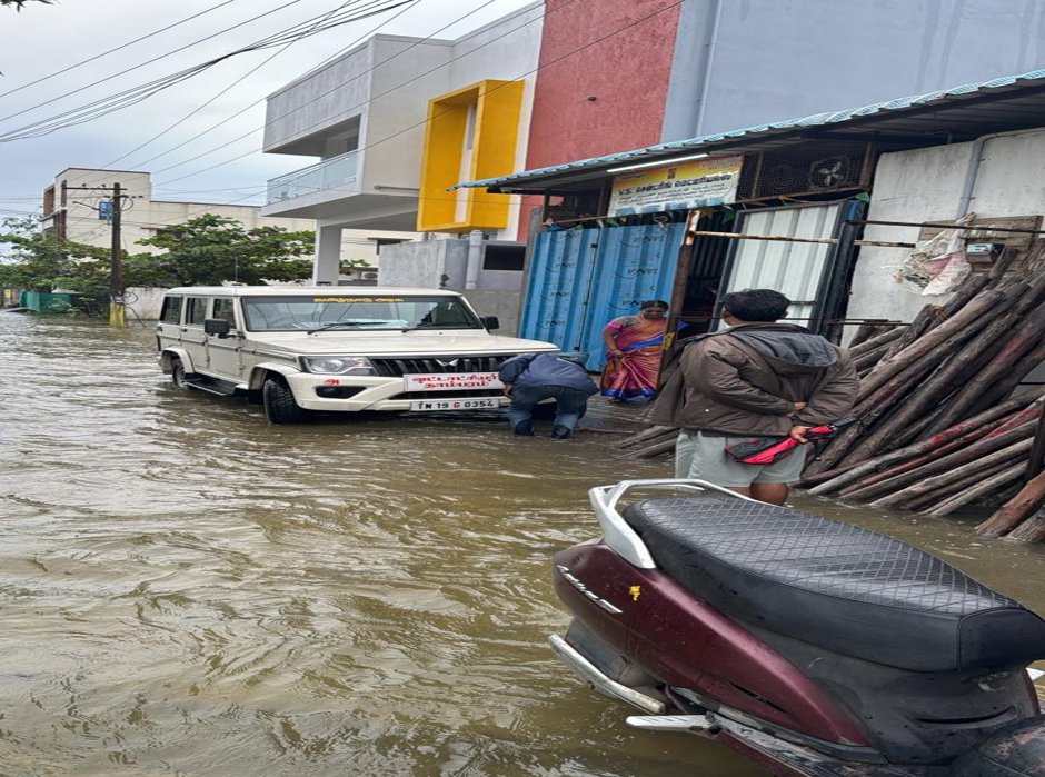 voiceoftwarwa's tweet photo. 🚨 Every monsoon, Vengambakkam – Anuram Nagar &amp; nearby layouts face the same flood issue. No proper rainwater outflow channel causes water stagnation and enters homes. Multiple complaints to authorities, but only assurances. Request permanent stormwater solution before next rain. https://t.co/ClhJmBMkcx