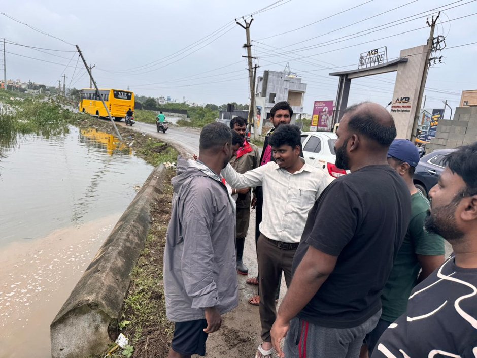 voiceoftwarwa's tweet photo. 🚨 Every monsoon, Vengambakkam – Anuram Nagar &amp; nearby layouts face the same flood issue. No proper rainwater outflow channel causes water stagnation and enters homes. Multiple complaints to authorities, but only assurances. Request permanent stormwater solution before next rain. https://t.co/ClhJmBMkcx