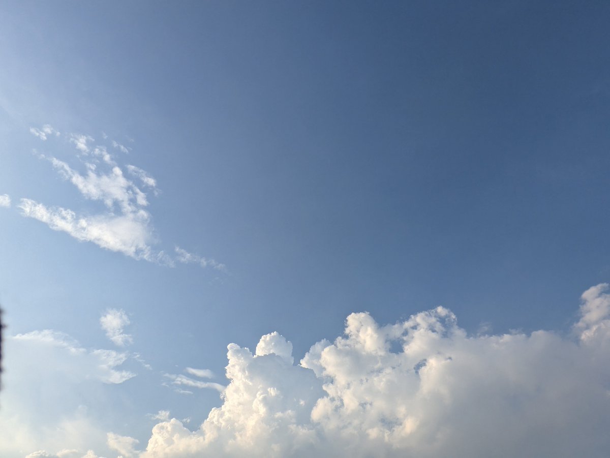 matsu5958's tweet photo. 綺麗な夕焼け〜、からの雷ゴロゴロ…⚡️そして大粒の雨。一瞬、あられも降りました。夏の夕方は天気が急変するね。これで少しでも涼しくなってくれるといいな🎐湿気退散！🙏 https://t.co/xbdgPoZkO3